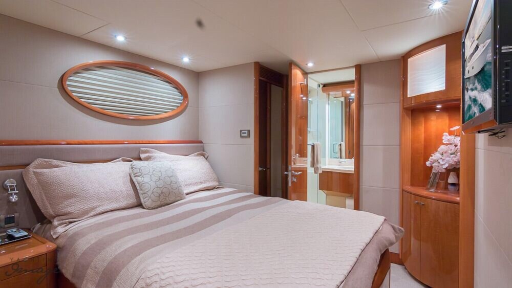 84' Lazzara Luxury Yacht - Guestroom