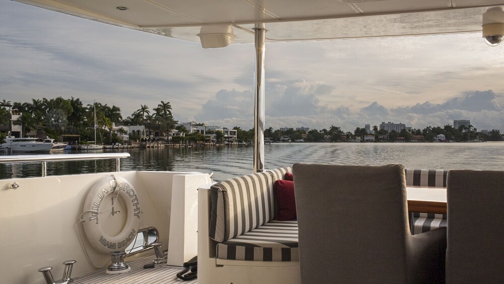 103' Johnson Luxury Yacht - Guestroom