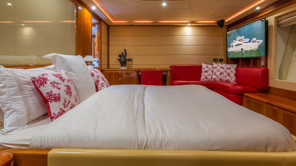 88' Ferretti Luxury Yacht - Guestroom
