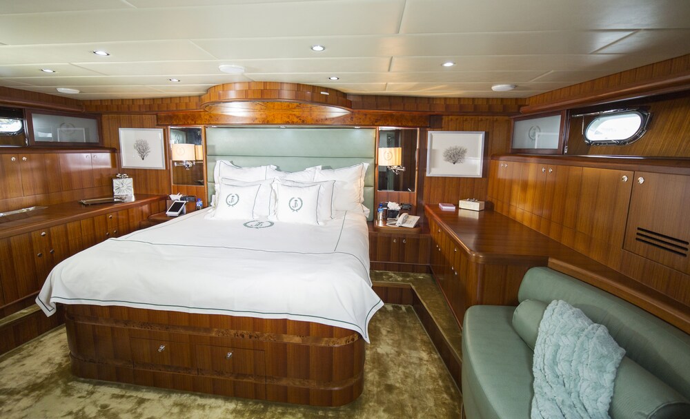 103' Johnson Luxury Yacht - Guestroom