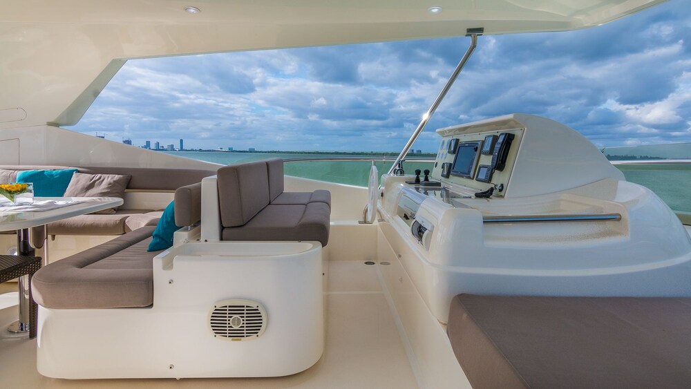 88' Ferretti Luxury Yacht - Guestroom