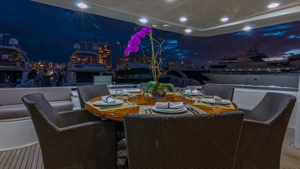 88' Ferretti Luxury Yacht - Guestroom