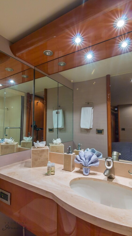84' Lazzara Luxury Yacht - Bathroom