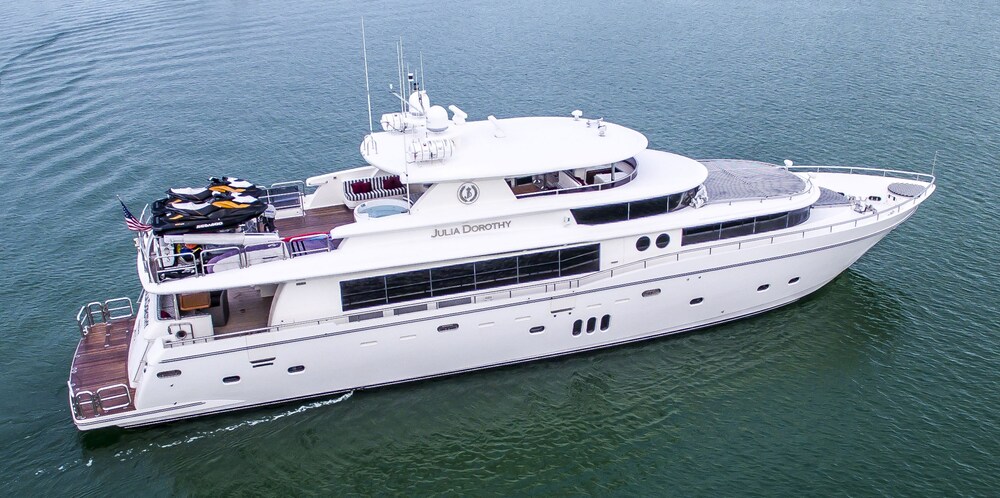 103' Johnson Luxury Yacht - Guestroom