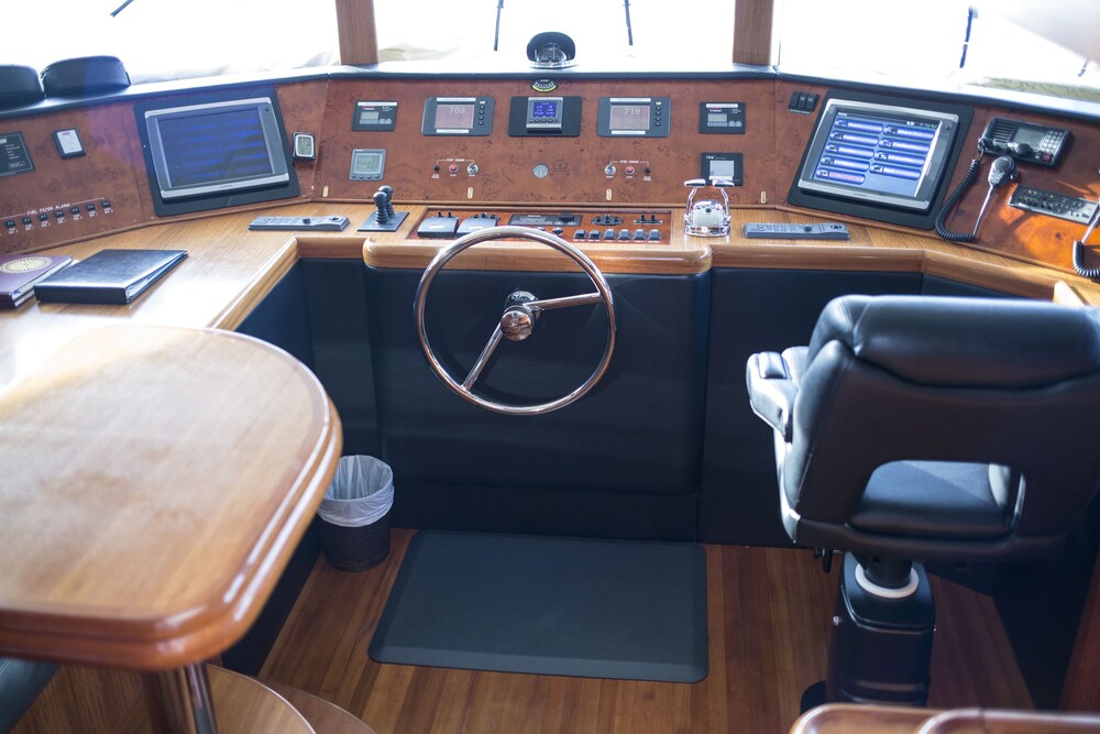 103' Johnson Luxury Yacht - Guestroom