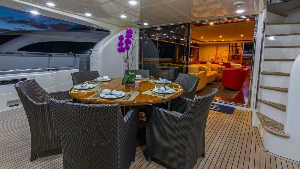 88' Ferretti Luxury Yacht - Guestroom