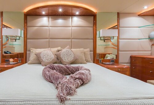 84' Lazzara Luxury Yacht - Guestroom