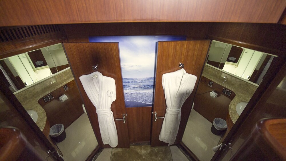 103' Johnson Luxury Yacht - Bathroom