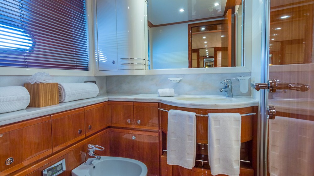 88' Ferretti Luxury Yacht - Guestroom