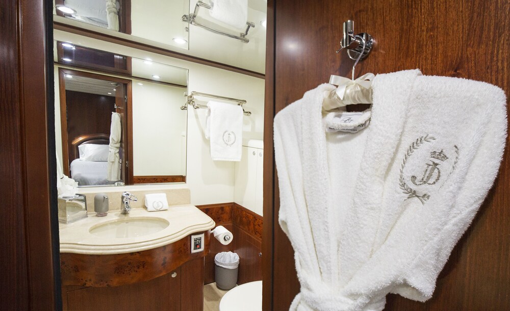 103' Johnson Luxury Yacht - Bathroom