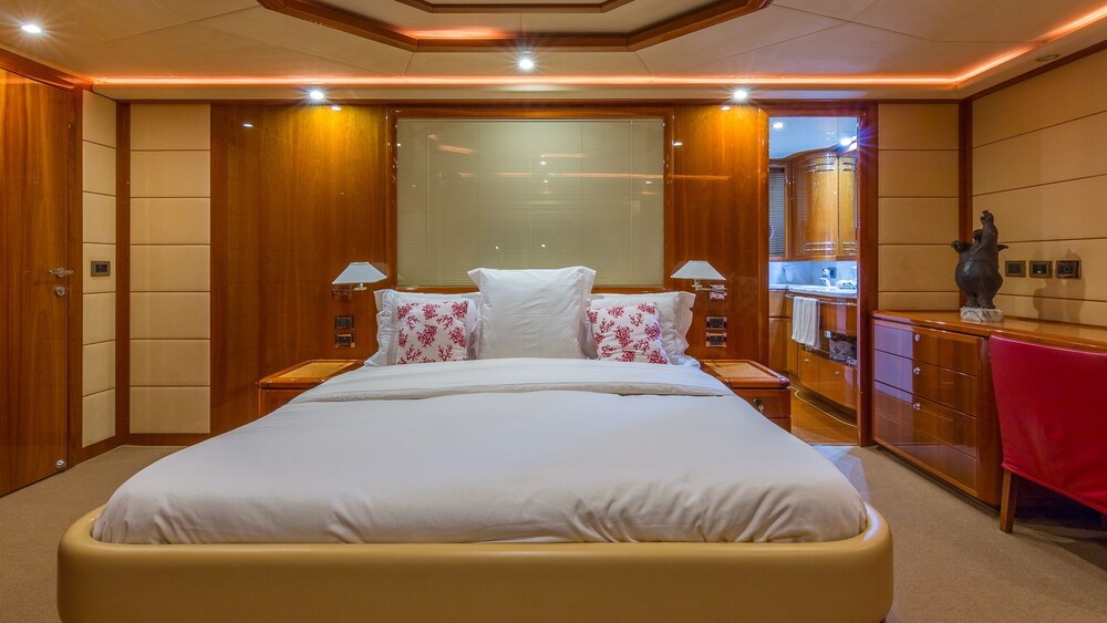 88' Ferretti Luxury Yacht - Guestroom