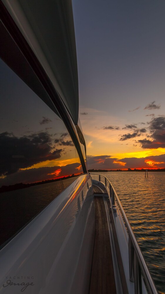 84' Lazzara Luxury Yacht - Guestroom