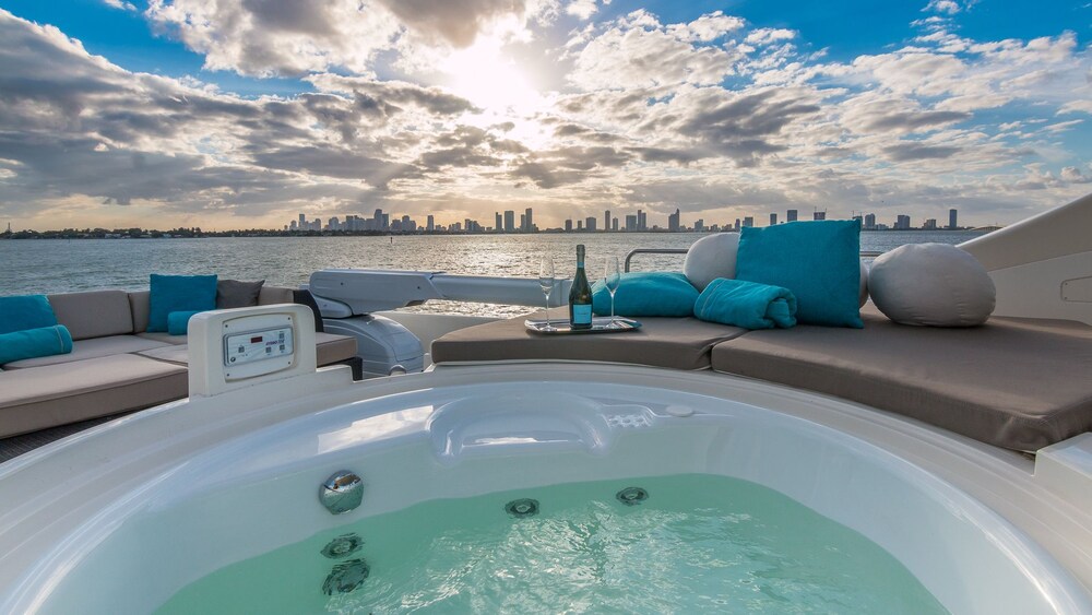 88' Ferretti Luxury Yacht - Guestroom