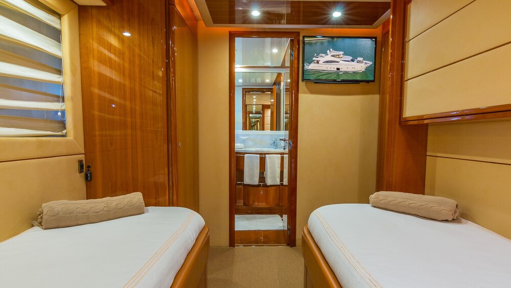 88' Ferretti Luxury Yacht - Guestroom