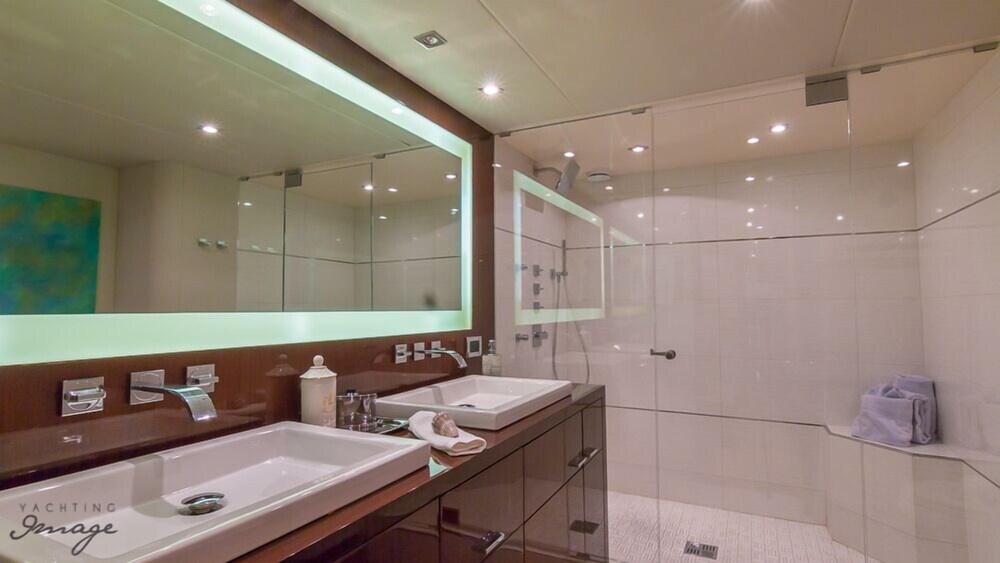 84' Lazzara Luxury Yacht - Bathroom