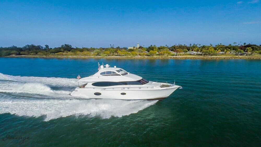 84' Lazzara Luxury Yacht - Guestroom