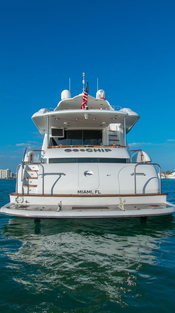84' Lazzara Luxury Yacht - Guestroom