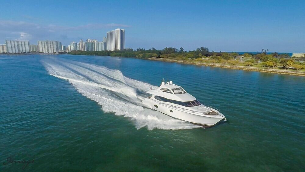 84' Lazzara Luxury Yacht - Guestroom