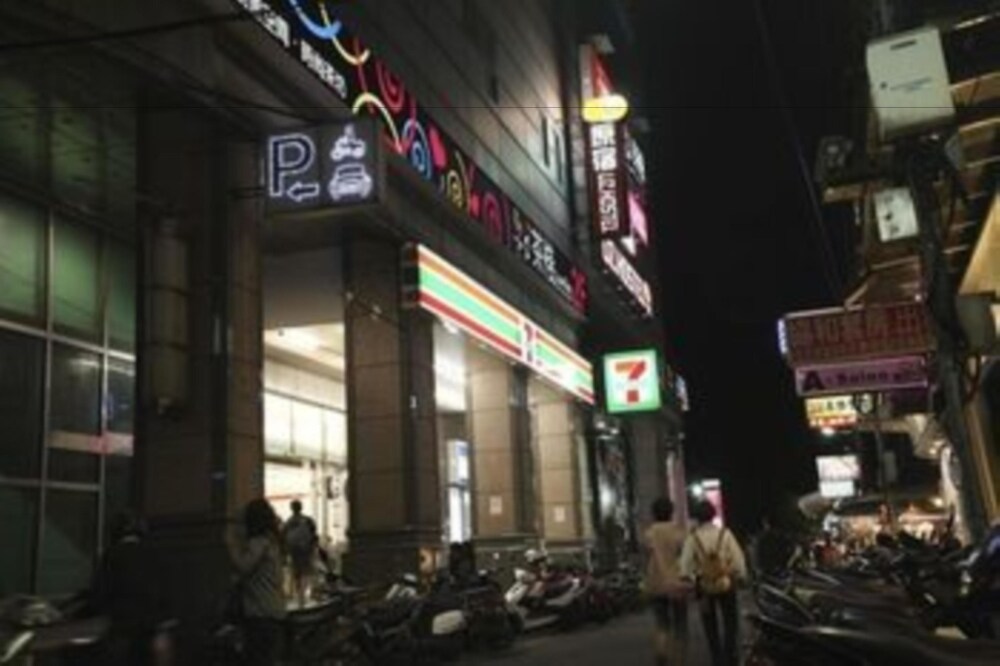 호텔 정면 - 저녁/밤
