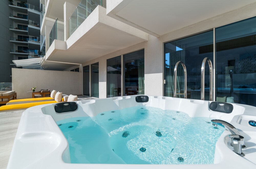 Jetted tub, FIVE Palm Jumeirah Dubai