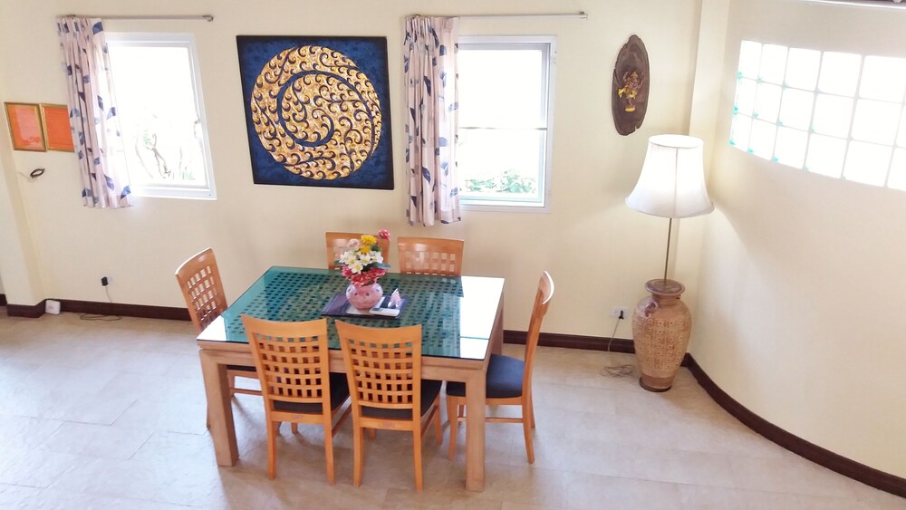 객실 내 식사 (4 Bedrooms, 4 Bathrooms Pool Villa)
