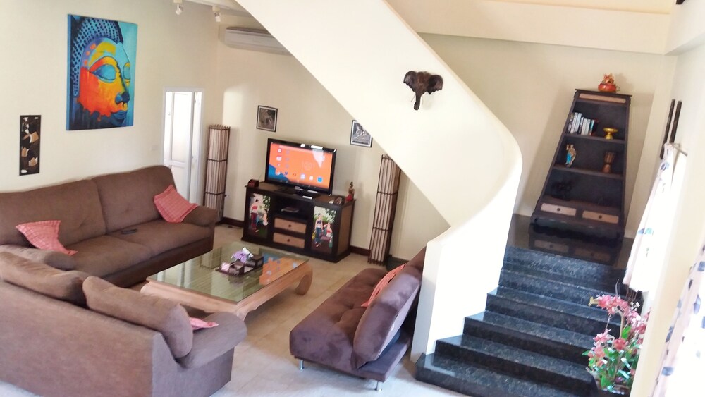 거실 공간 (4 Bedrooms, 4 Bathrooms Pool Villa)