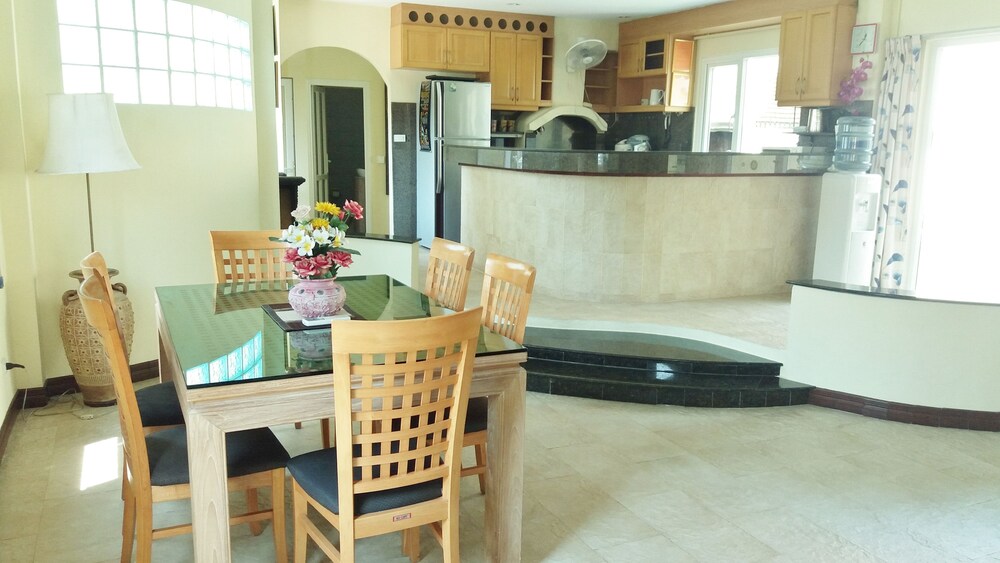 객실 내 식사 (4 Bedrooms, 4 Bathrooms Pool Villa)