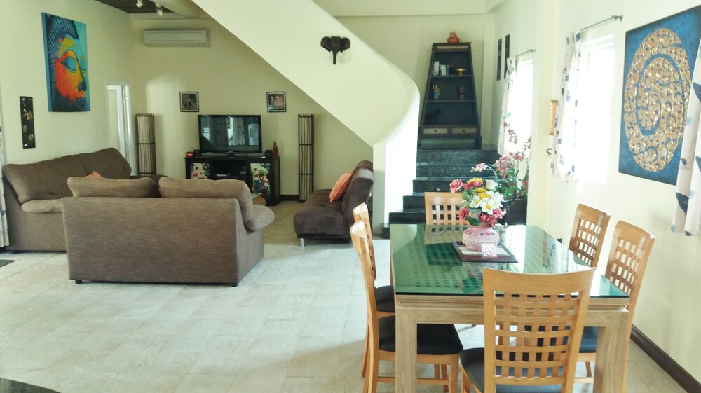 거실 공간 (4 Bedrooms, 4 Bathrooms Pool Villa)