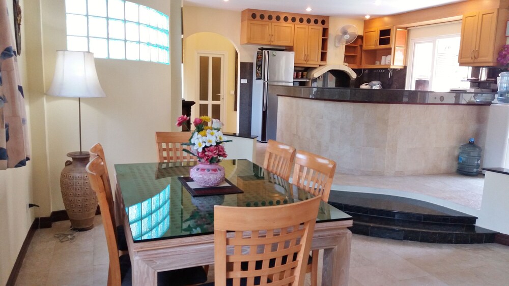 객실 내 식사 (4 Bedrooms, 4 Bathrooms Pool Villa)