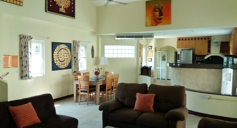 거실 공간 (4 Bedrooms, 4 Bathrooms Pool Villa)