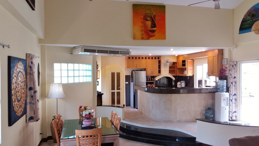 객실 내 식사 (4 Bedrooms, 4 Bathrooms Pool Villa)