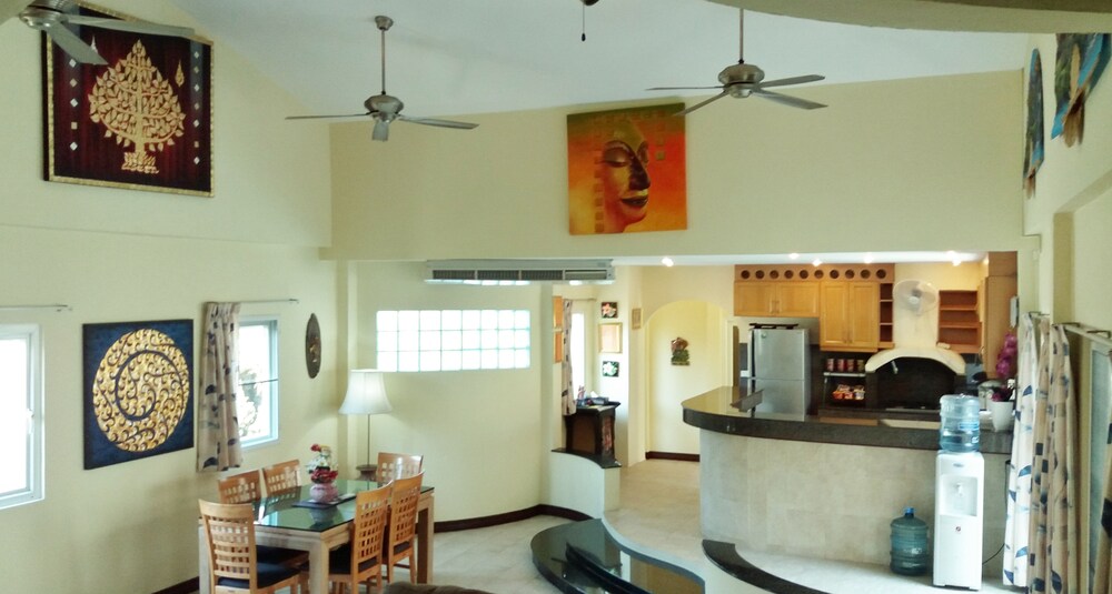 거실 (4 Bedrooms, 4 Bathrooms Pool Villa)