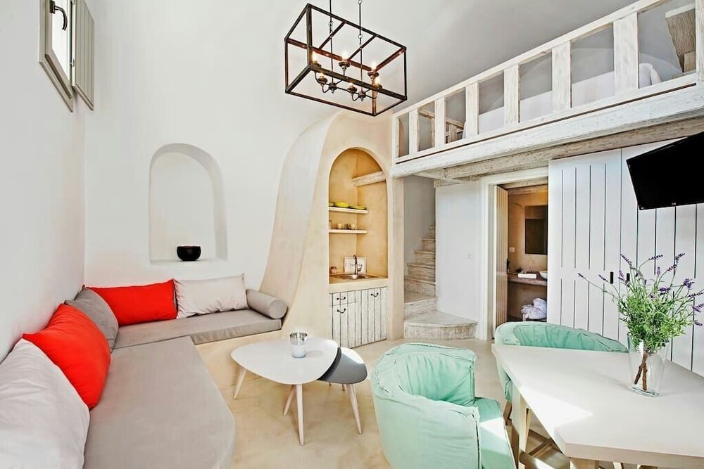 Honeymoon Villa, Jetted Tub - Living Area