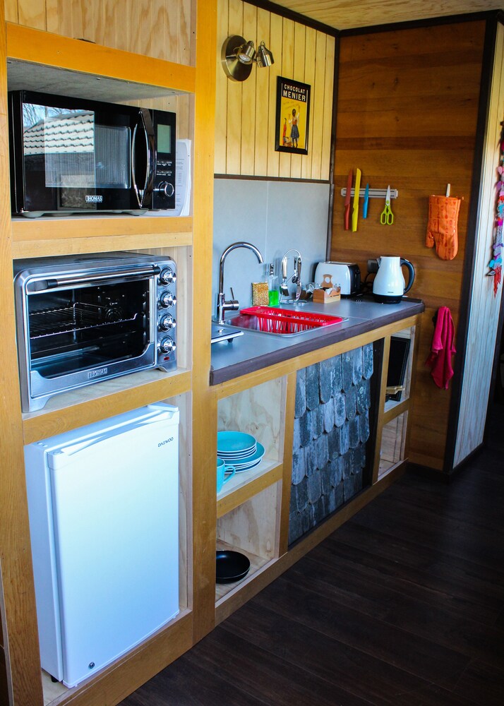 Cocina básica en la habitación