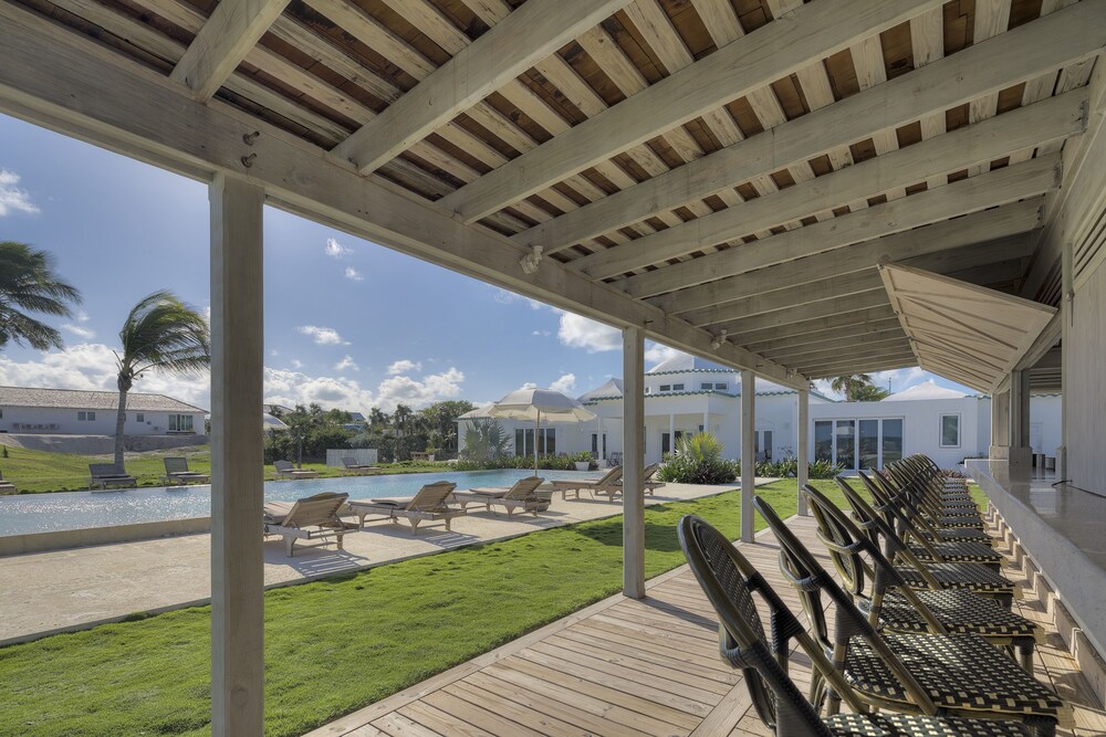 Bar en bord de piscine