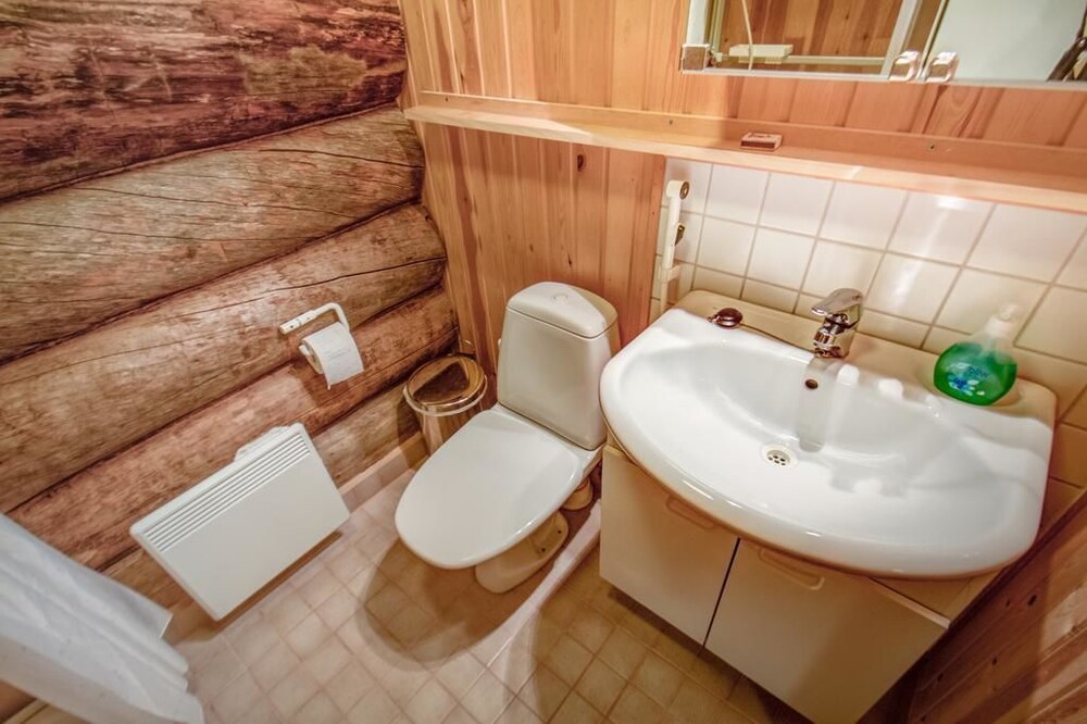 One-Bedroom Apartment -70- Rakka - kylpyhuoneen suihku