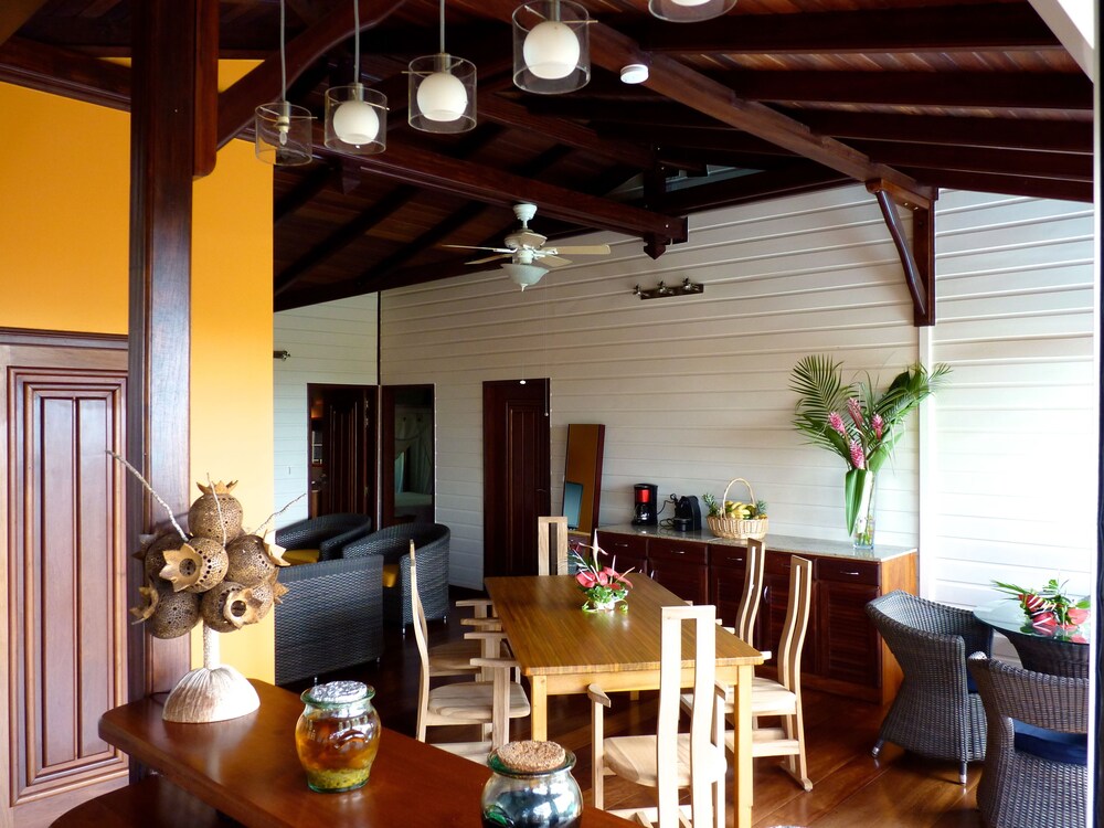 거실 (Villa Desirable, Piscine et Spa Prives)