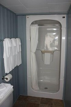 Studio (Cottage No Kitchen) - Bathroom Shower