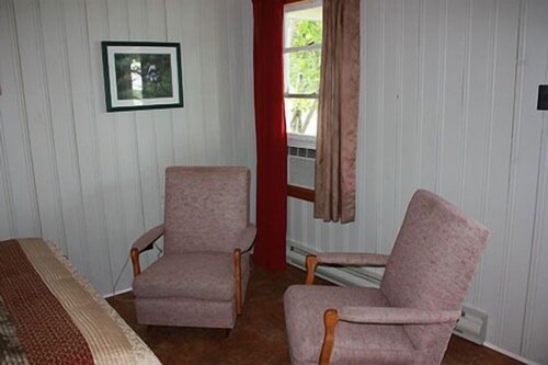 Studio (Cottage No Kitchen) - Living Area