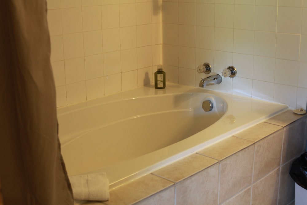 Deep Soaking Bathtub