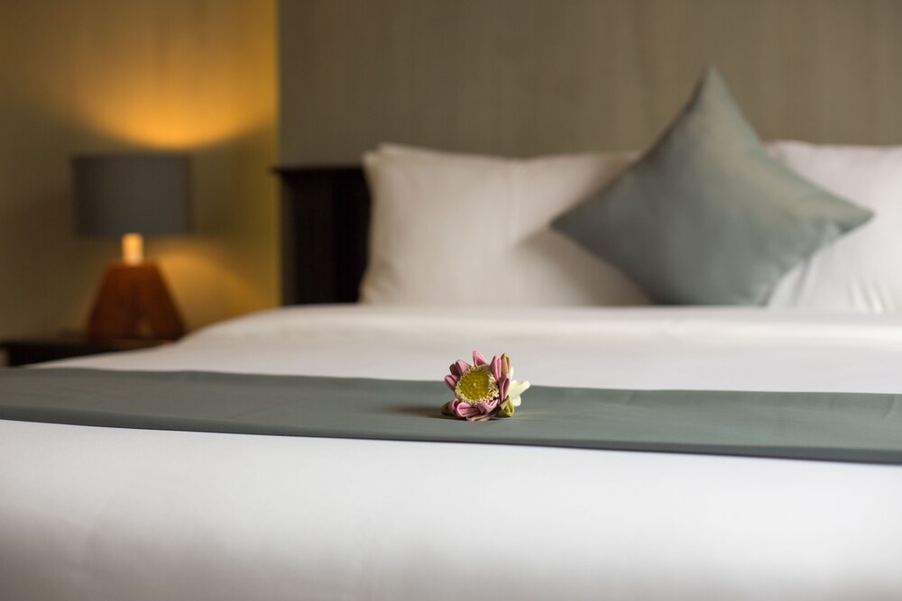 Deluxe Room, 1 King Bed, Pool View - Guestroom