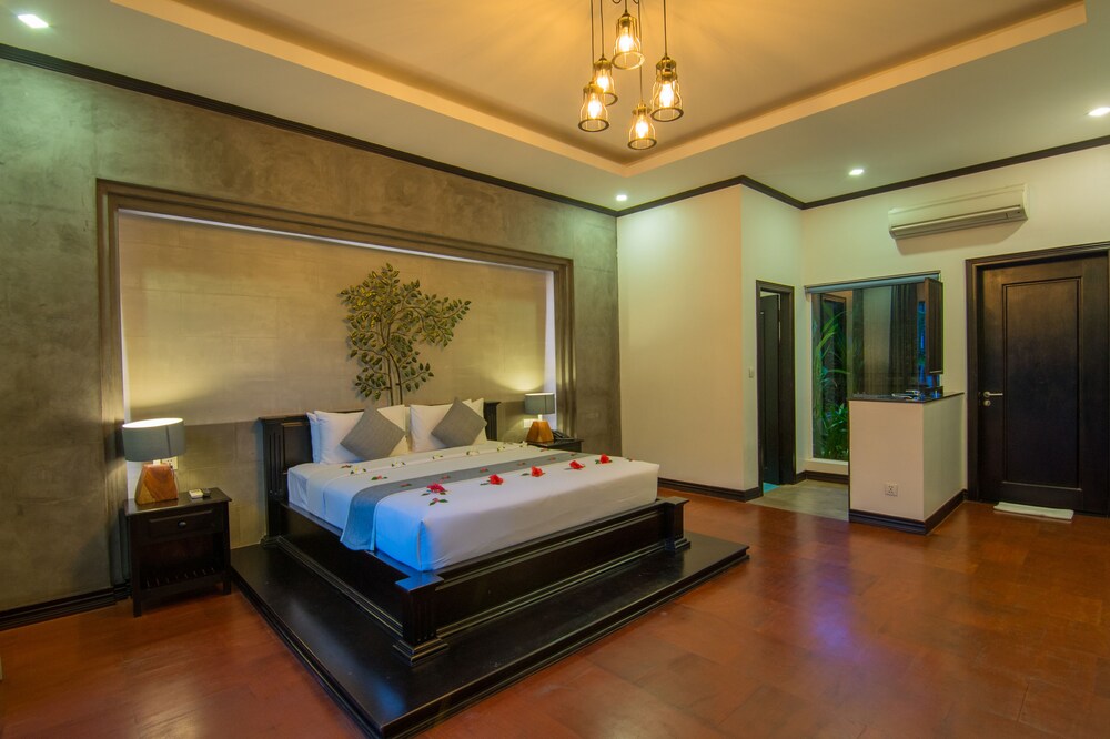 Presidential Suite, 1 King Bed, Pool Access - Guestroom