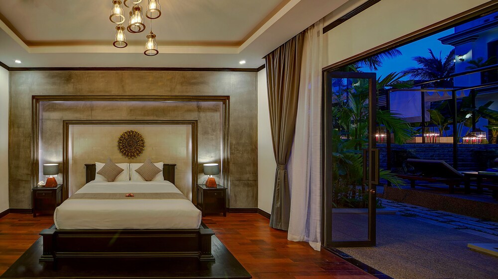 Presidential Suite, 1 King Bed, Pool Access - Guestroom