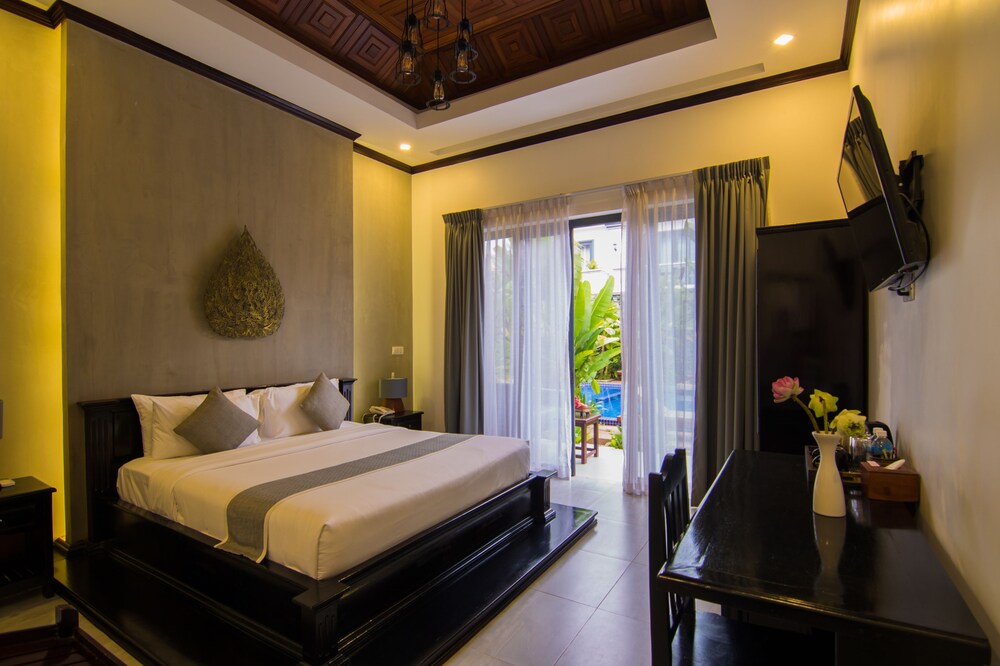 Deluxe Room, 1 King Bed, Pool View - Guestroom