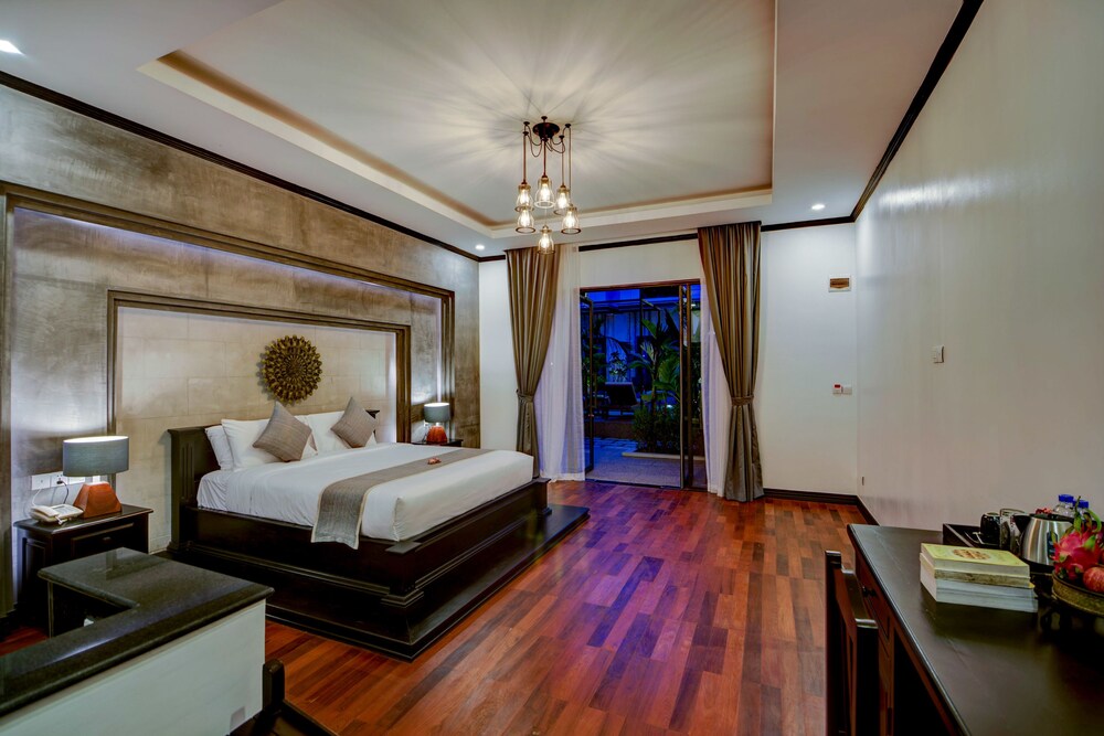 Presidential Suite, 1 King Bed, Pool Access - Guestroom