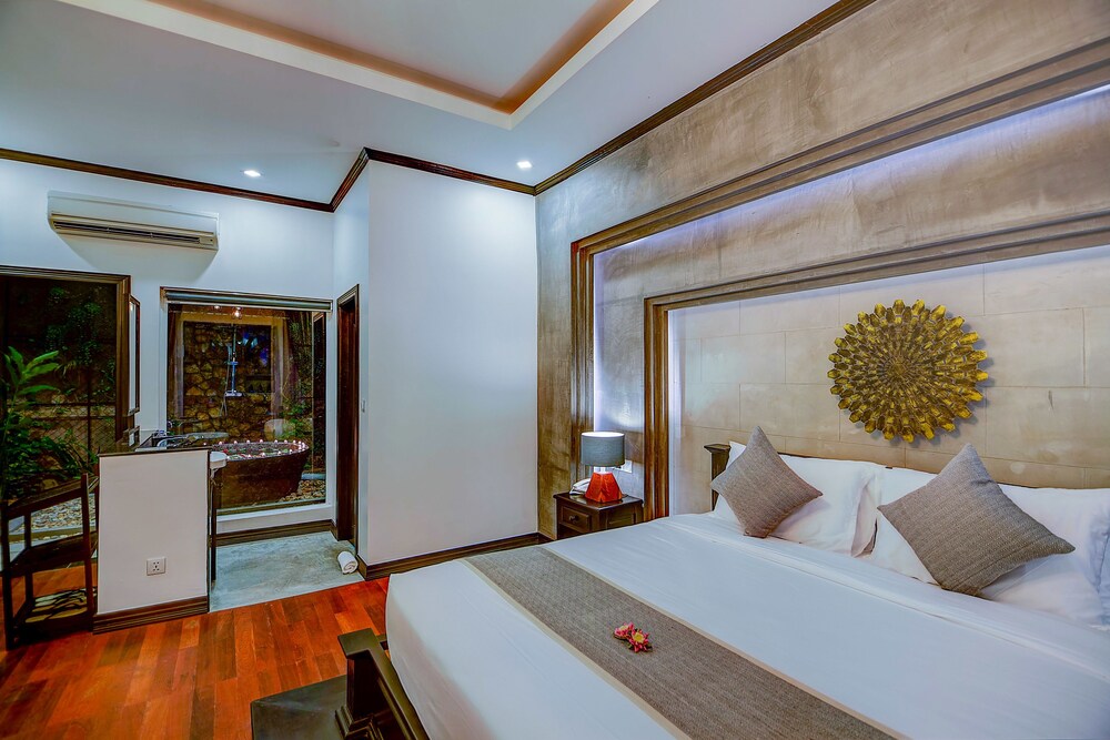Presidential Suite, 1 King Bed, Pool Access - Guestroom