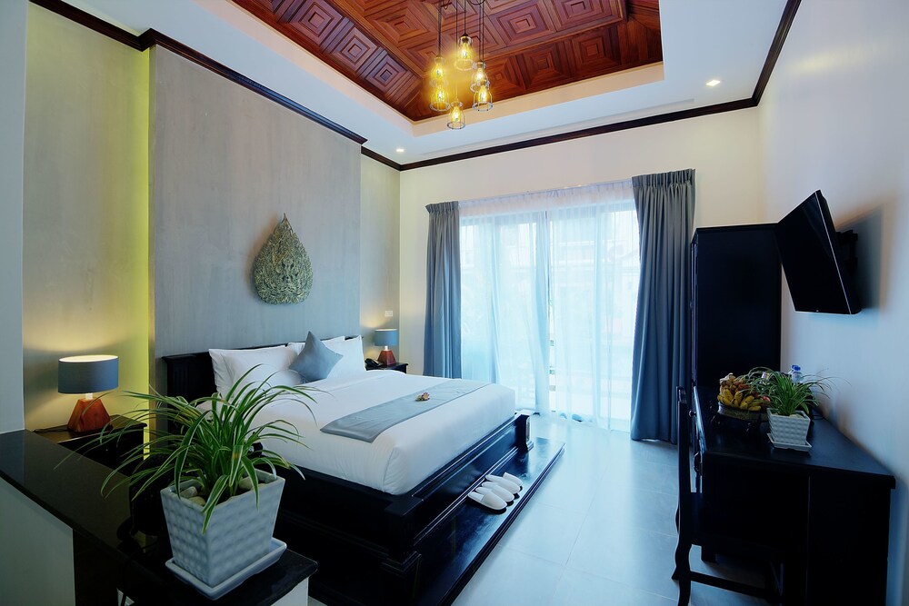 Deluxe Room, 1 King Bed, Pool View - Guestroom