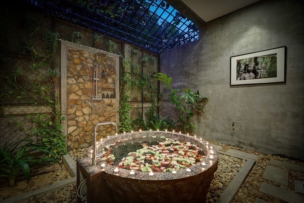 Presidential Suite, 1 King Bed, Pool Access - Bathroom Shower
