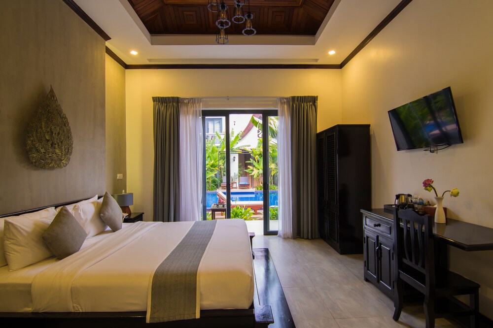 Deluxe Room, 1 King Bed, Pool View - Guestroom