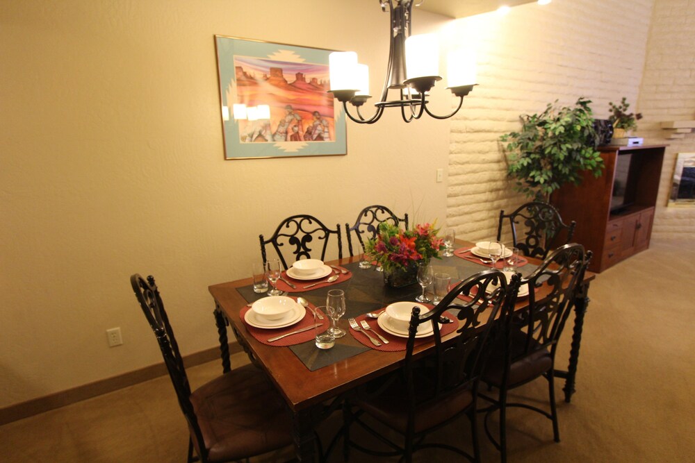 Suite, 2 Bedrooms - In-Room Dining